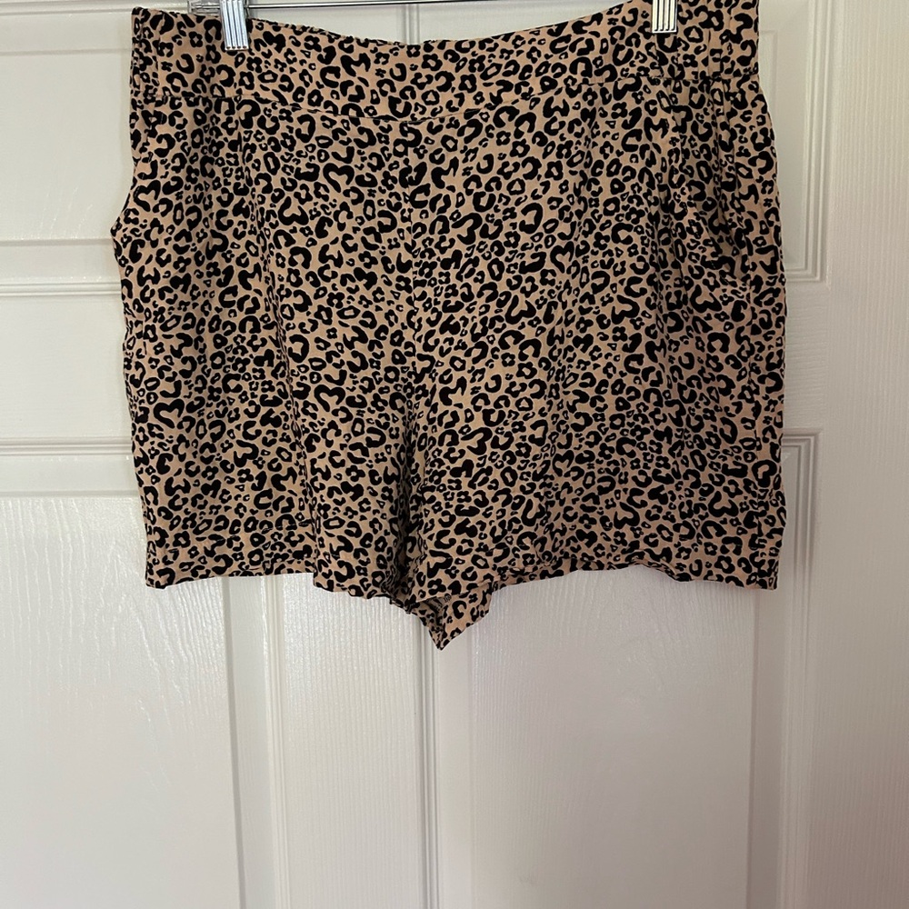 Nine West Animal Print Shorts Size Large